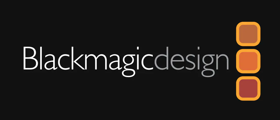 Logo Blackmagic Design con scritta bianca e grigia e tre riquadri arancioni e rossi