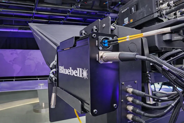 Telecamera professionale Bluebell in uno studio televisivo, con cavi e apparecchiature di trasmissione