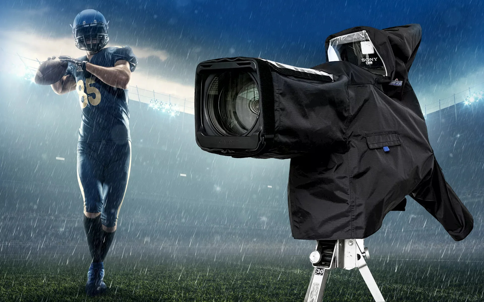 Telecamera professionale protetta dalla pioggia in primo piano, con giocatore di football sul campo sullo sfondo